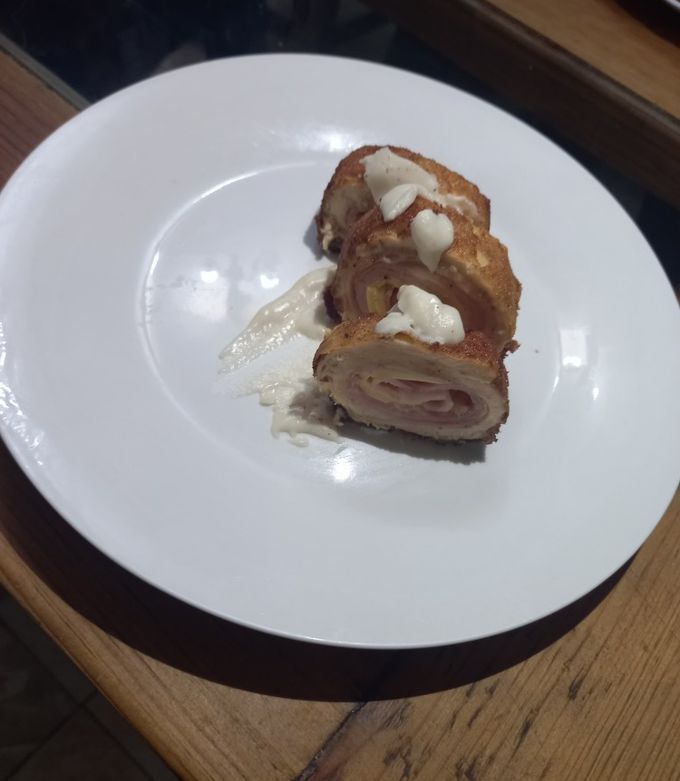 Una foto de Rollito a la Cordón Bleu con salsa bechamel
