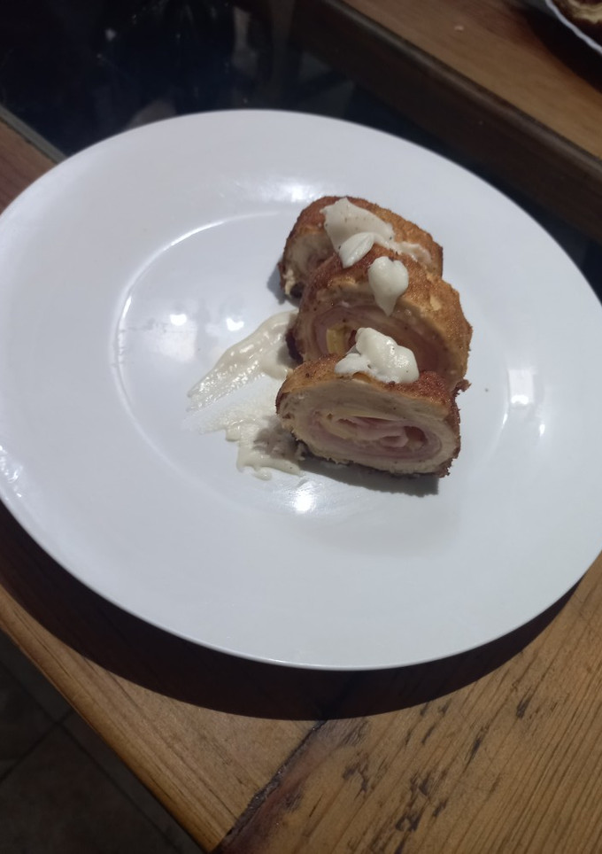 Una foto de Rollito a la Cordón Bleu con salsa bechamel