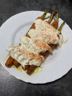 Una foto de Zanahorias especiadas al horno con burrata