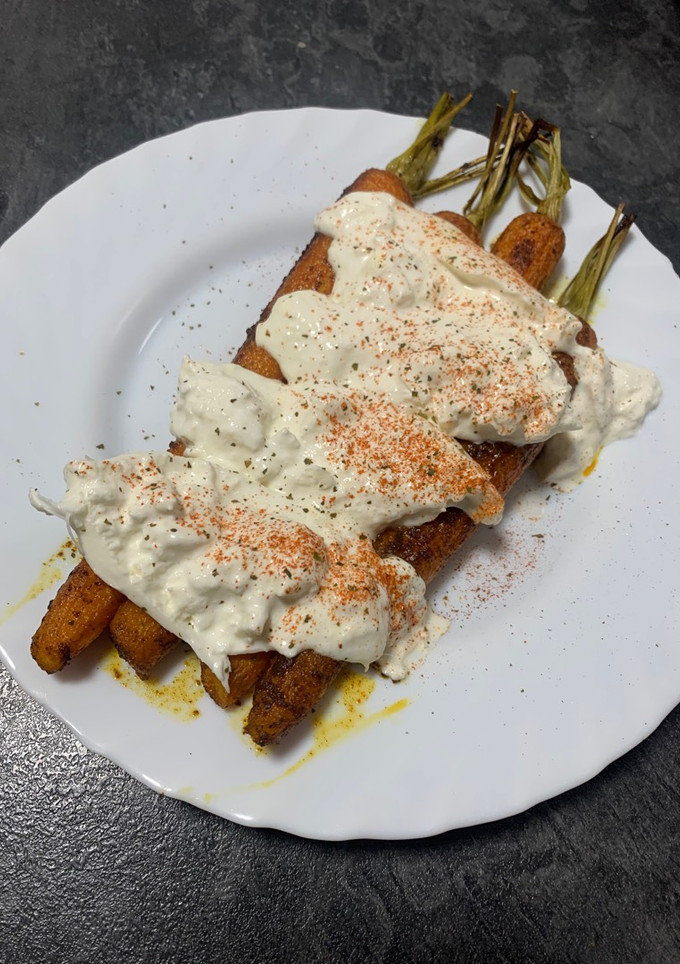 Una foto de Zanahorias especiadas al horno con burrata