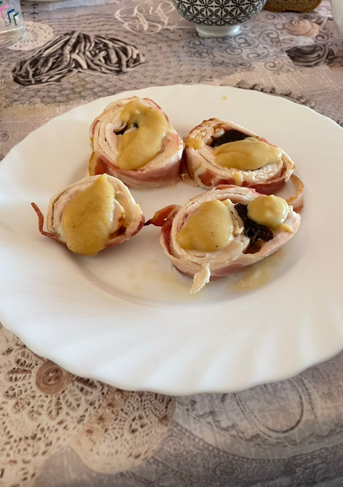 Una foto de Redondo de pollo relleno con salsa cebolla (Thermomix)