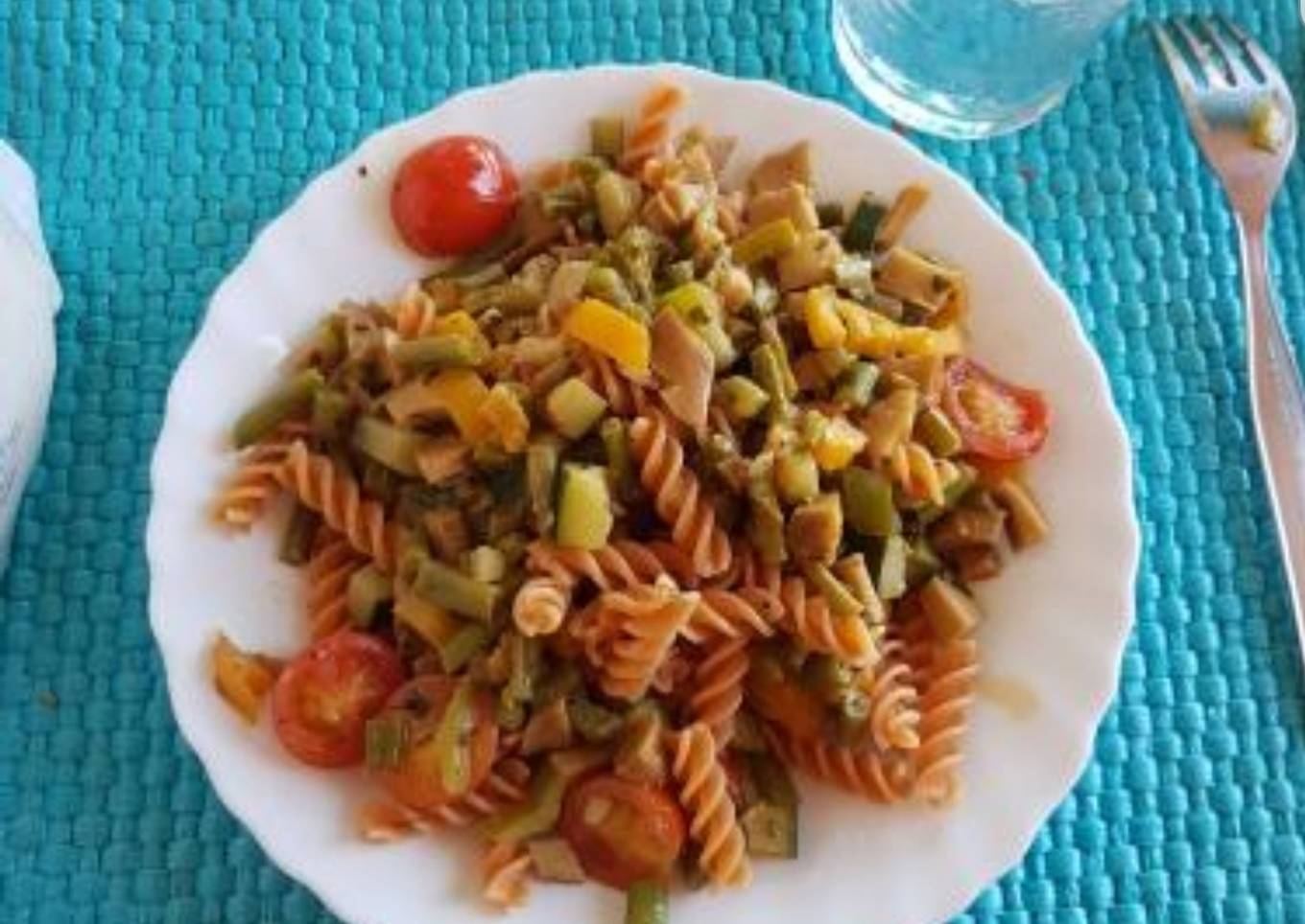 Ensalada de pasta de lenteja roja