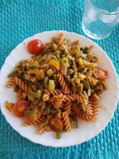Una foto de Ensalada de pasta de lenteja roja