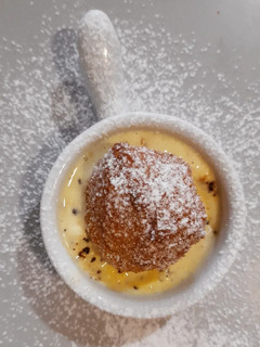 Una foto de Bolitas de manzana rebozadas con helado de cookies