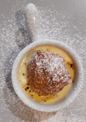 Una foto de Bolitas de manzana rebozadas con helado de cookies