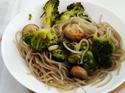 Una foto de noodles vegetariano