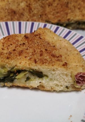 Foto di Focaccia gratinata ripiena, con bordo al prosciutto cotto
