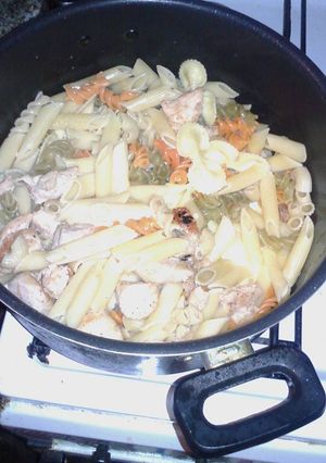 Una foto de Fideos a la crema con salteado de pollo