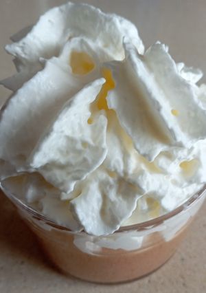 Una foto de Compota de manzana con canela y nata
