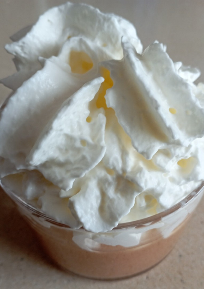 Una foto de Compota de manzana con canela y nata