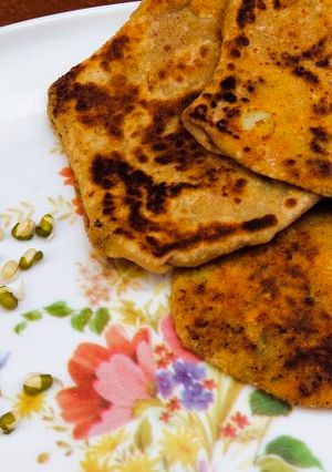 મગ ના પરાઠા(mung parotha recipe in Gujarati) રેસીપી મુખ્ય ફોટો