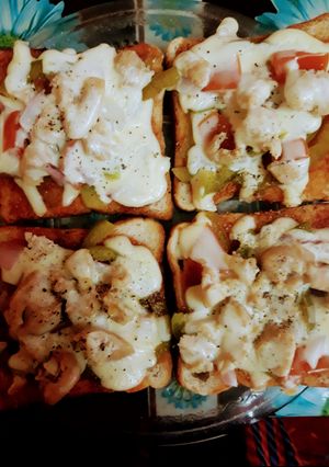 A picture of 2 mins Chicken Bread Pizza.