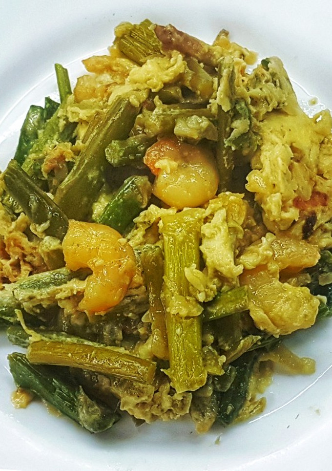 Una foto de Revuelto de Huevo Espárragos y Gambas