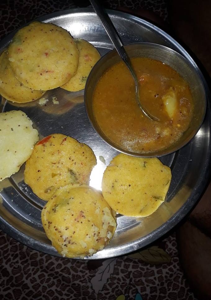 A picture of Idli sambhar.