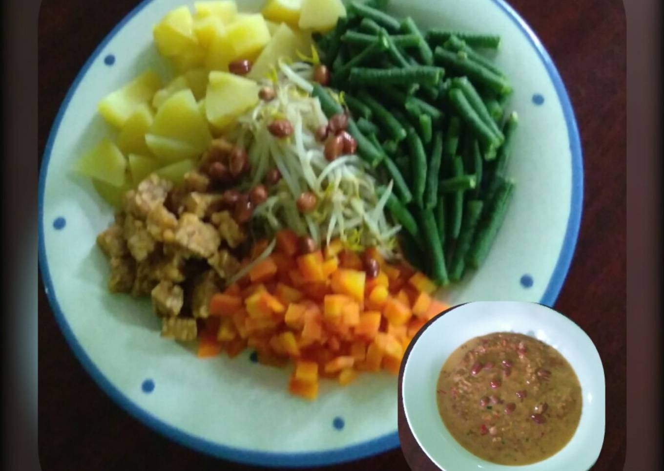 Antara pecel dan gado-gado 🙃
