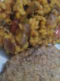Arroz multicolor vegano con hamburguesas vegetales