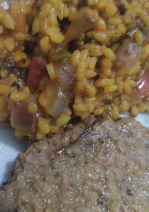 Una foto de Arroz multicolor vegano con hamburguesas vegetales