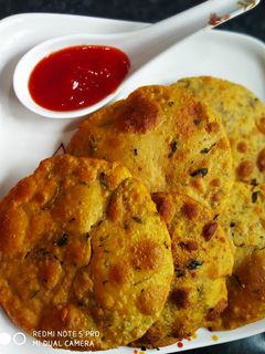 बेसन की नमकीन पूड़ी (Besan ki namkeen puri recipe in Hindi) रेसिपी मुख्य फोटो