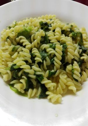 Una foto de Fideos con espinaca y queso