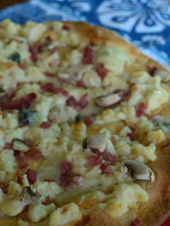 Una foto de "Pizza" de jamón, setas y queso gorgonzola