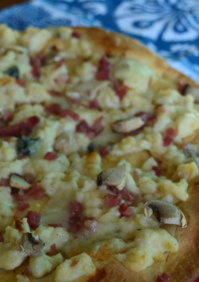 Una foto de "Pizza" de jamón, setas y queso gorgonzola