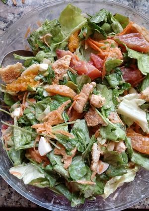 Una foto de Ensalada colorida de primavera II