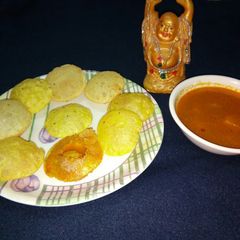 A picture of Nagouri puri with potato sabji.