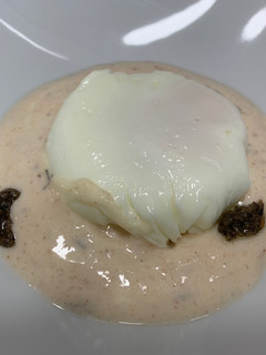 Una foto de Huevo poché a la crema de yogur y trufa