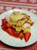 Kaiserschmarrn con fragole e zucchero a velo