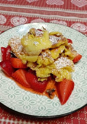 Foto di Kaiserschmarrn con fragole e zucchero a velo
