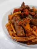 Fideos a la cazuela y fessolets con salchichas y rebozuelos