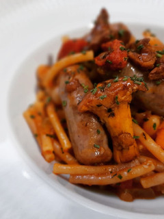 Una foto de Fideos a la cazuela y fessolets con salchichas y rebozuelos