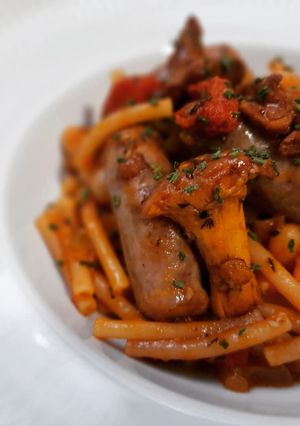 Una foto de Fideos a la cazuela y fessolets con salchichas y rebozuelos