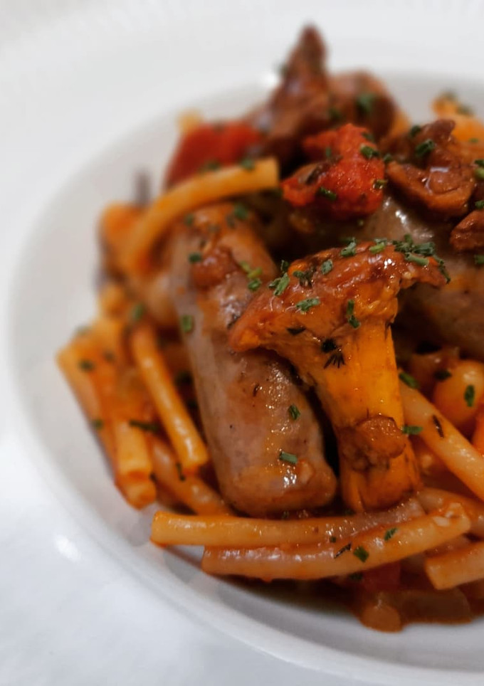 Una foto de Fideos a la cazuela y fessolets con salchichas y rebozuelos