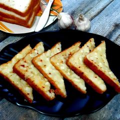 A picture of Garlic chesse toast.