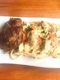 Fideos con salsa de champiñones y pollo con bisteck apanado