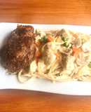 Fideos con salsa de champiñones y pollo con bisteck apanado