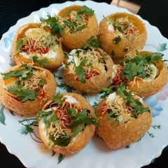 A picture of Dahi Batata Puri.