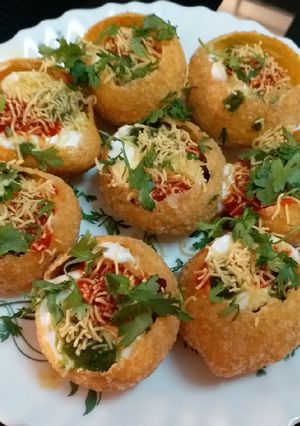 A picture of Dahi Batata Puri.