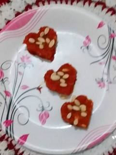 गाजर बर्फी (Gajar barfi recipe in hindi) रेसिपी मुख्य फोटो