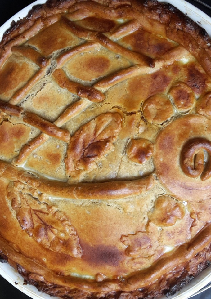 Una foto de Empanada de acelgas y sobrasada (con harina de centeno)