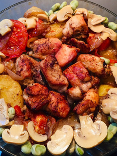 Una foto de Pollo al horno 🍗🍅