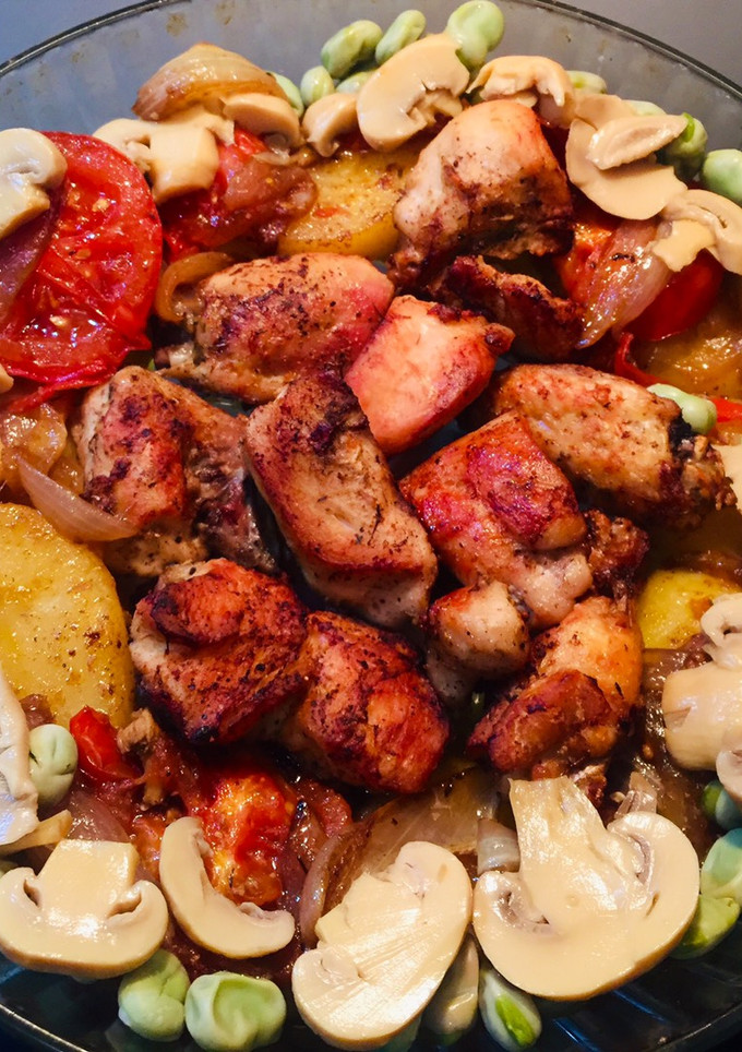 Una foto de Pollo al horno 🍗🍅