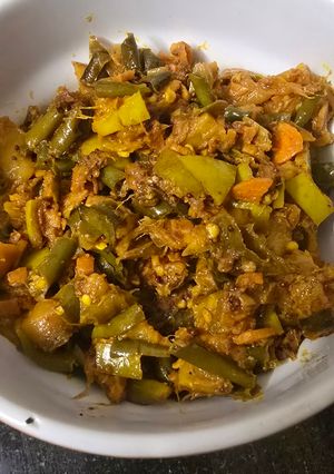 A picture of Turmeric chilli pickle.