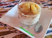 Una foto de postres con peras