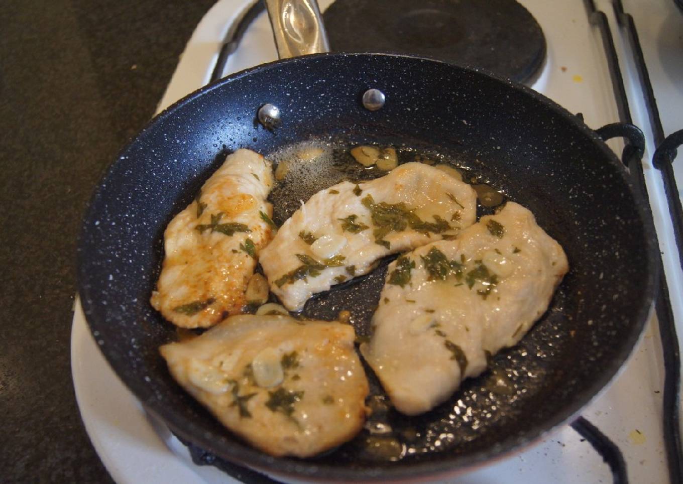 Pechugas maceradas con limón, ajo y perejil. Y una ensalada