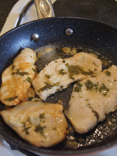 Una foto de Pechugas maceradas con limón, ajo y perejil. Y una ensalada