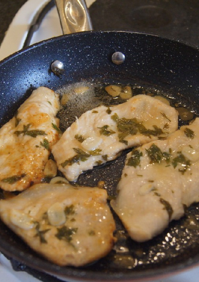 Una foto de Pechugas maceradas con limón, ajo y perejil. Y una ensalada
