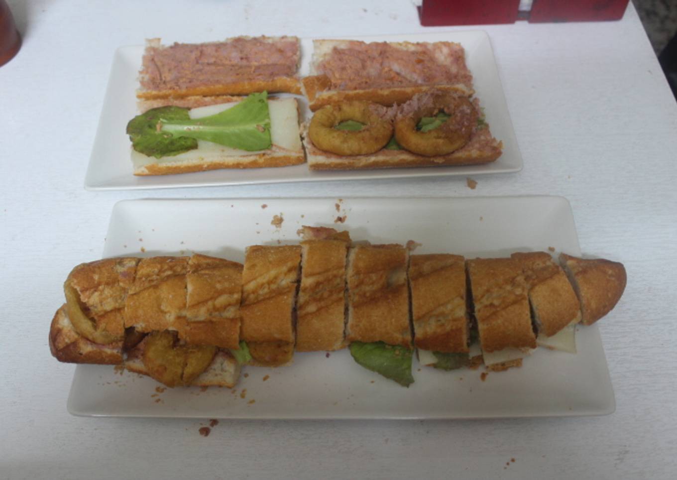 Mini bocadillos de calamares y queso con lechuga y gazpacho