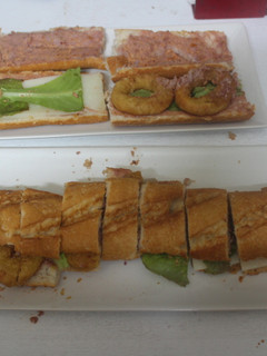 Una foto de Mini bocadillos de calamares y queso con lechuga y gazpacho